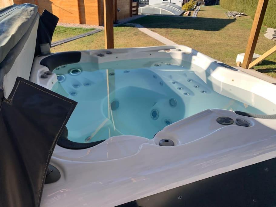 Chalet 2 Personnes Avec Jacuzzi Et Piscine Saisonniere Partagee Corcieux Dış mekan fotoğraf