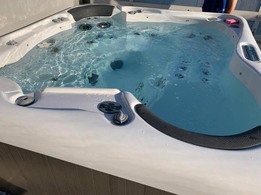 Chalet 2 Personnes Avec Jacuzzi Et Piscine Saisonniere Partagee Corcieux Dış mekan fotoğraf