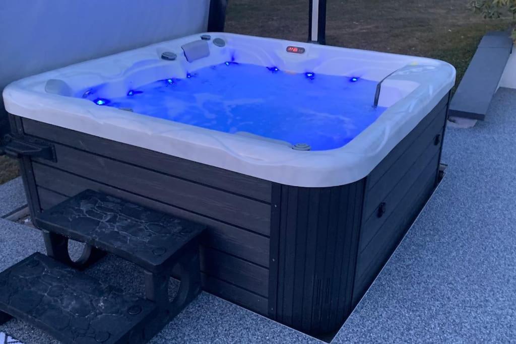 Chalet 2 Personnes Avec Jacuzzi Et Piscine Saisonniere Partagee Corcieux Dış mekan fotoğraf